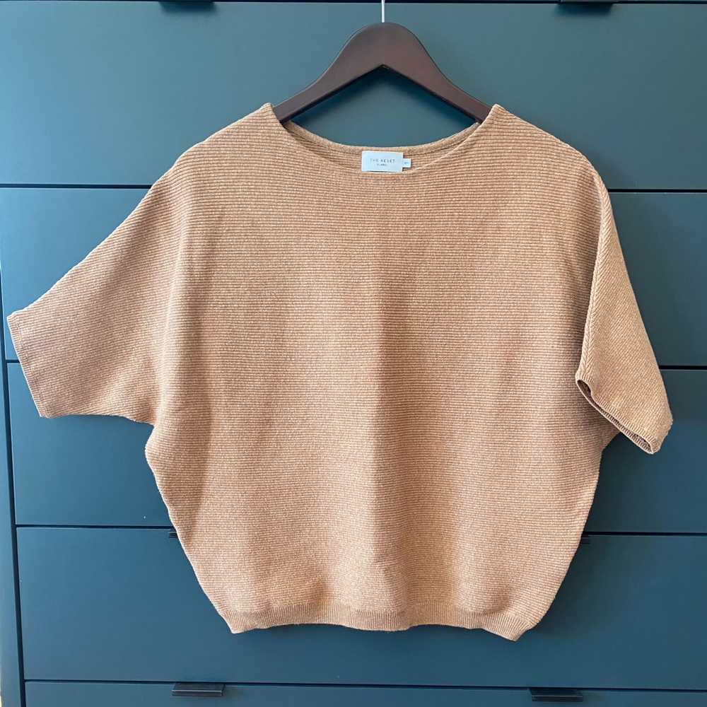 The Reset R Label Ribbed Short Sleeve Pullover Sweater in Camel